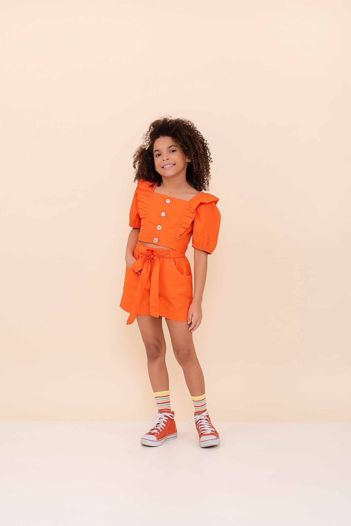 Conjunto feminino infantil coral com blusa de babados e short leve