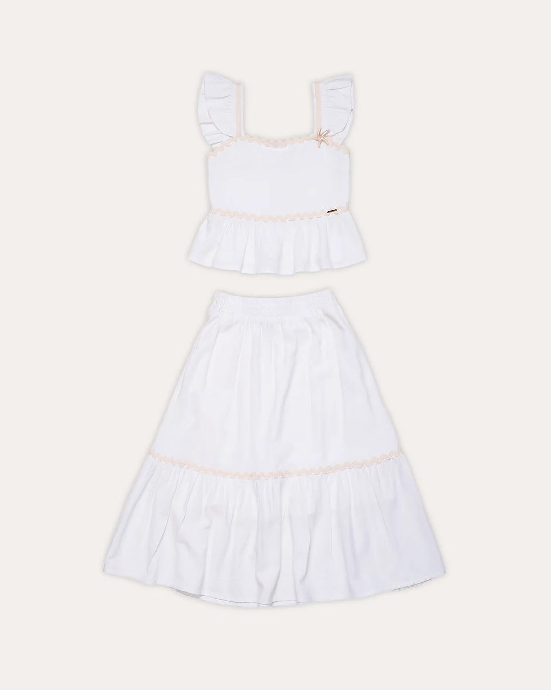 Conjunto feminino infantil com blusa de alças e saia rodada brancas, detalhes em babados