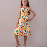 Vestido feminino infantil com estampa de frutas coloridas em fundo claro, alças largas e saia solta