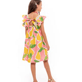 Vestido infantil feminino com estampa de peras em fundo rosa e alças com babados