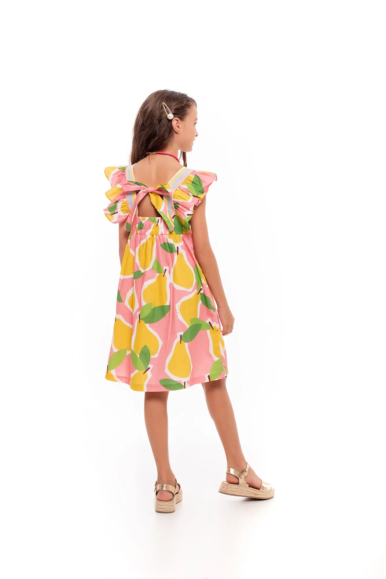 Vestido infantil feminino com estampa de peras em fundo rosa e alças com babados