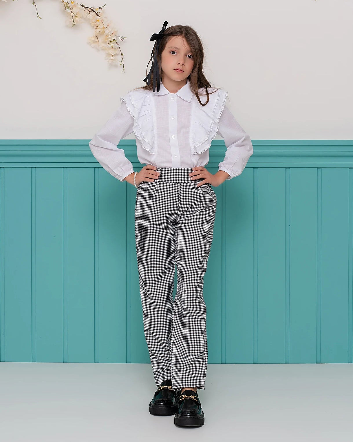 Blusa feminina infantil branca com babados nas laterais e mangas longas