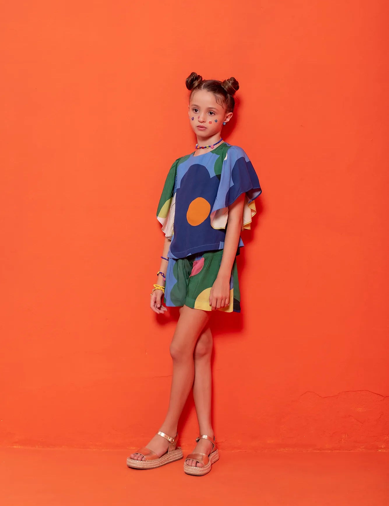 Conjunto infantil feminino com blusa bufante e short colorido em estampa geométrica