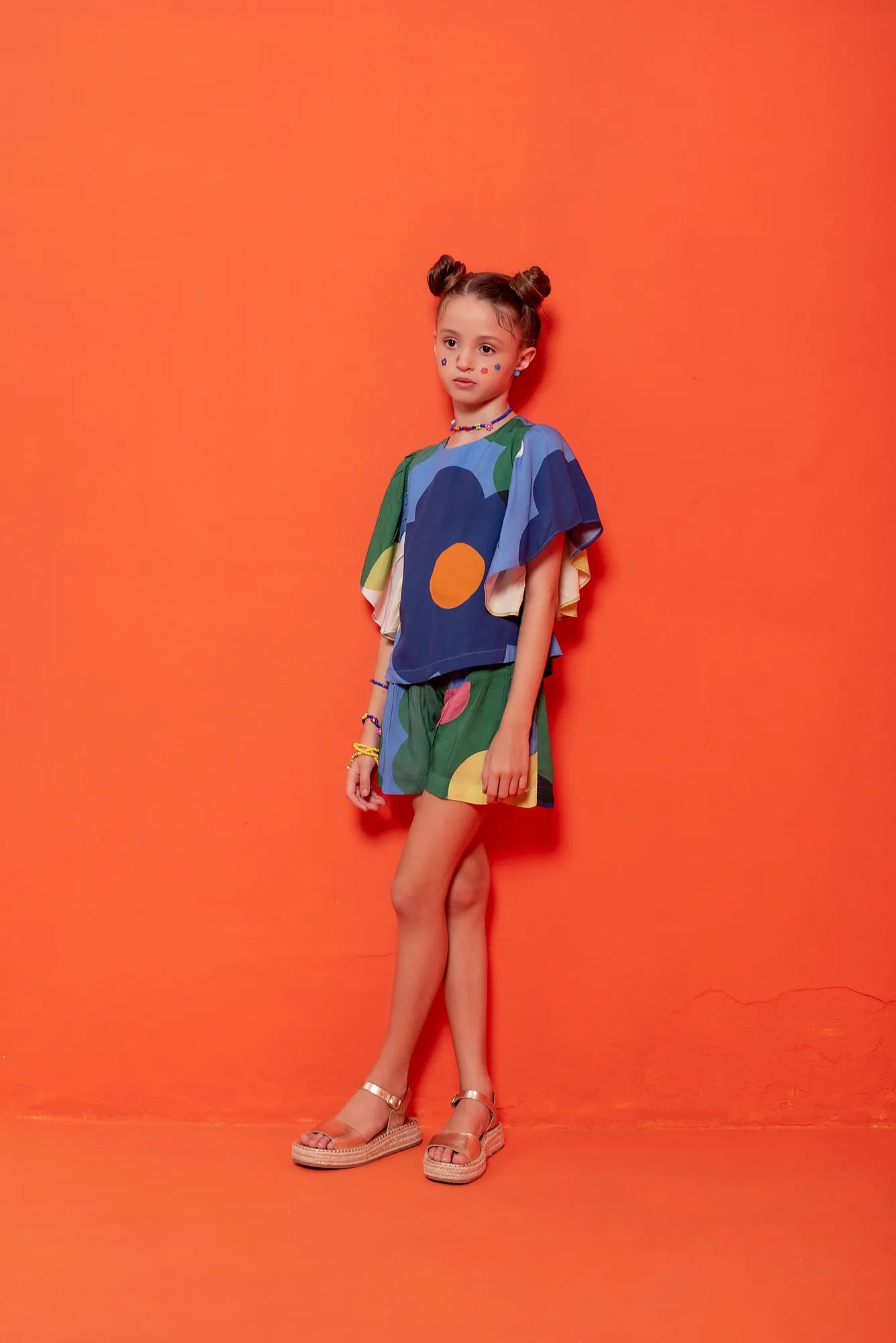 Conjunto infantil feminino com blusa bufante e short colorido em estampa geométrica