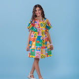 Vestido infantil feminino com estampa colorida de quadrados e flores, mangas bufantes