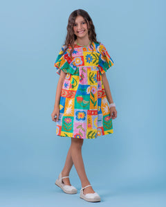 Vestido infantil feminino com estampa colorida de quadrados e flores, mangas bufantes