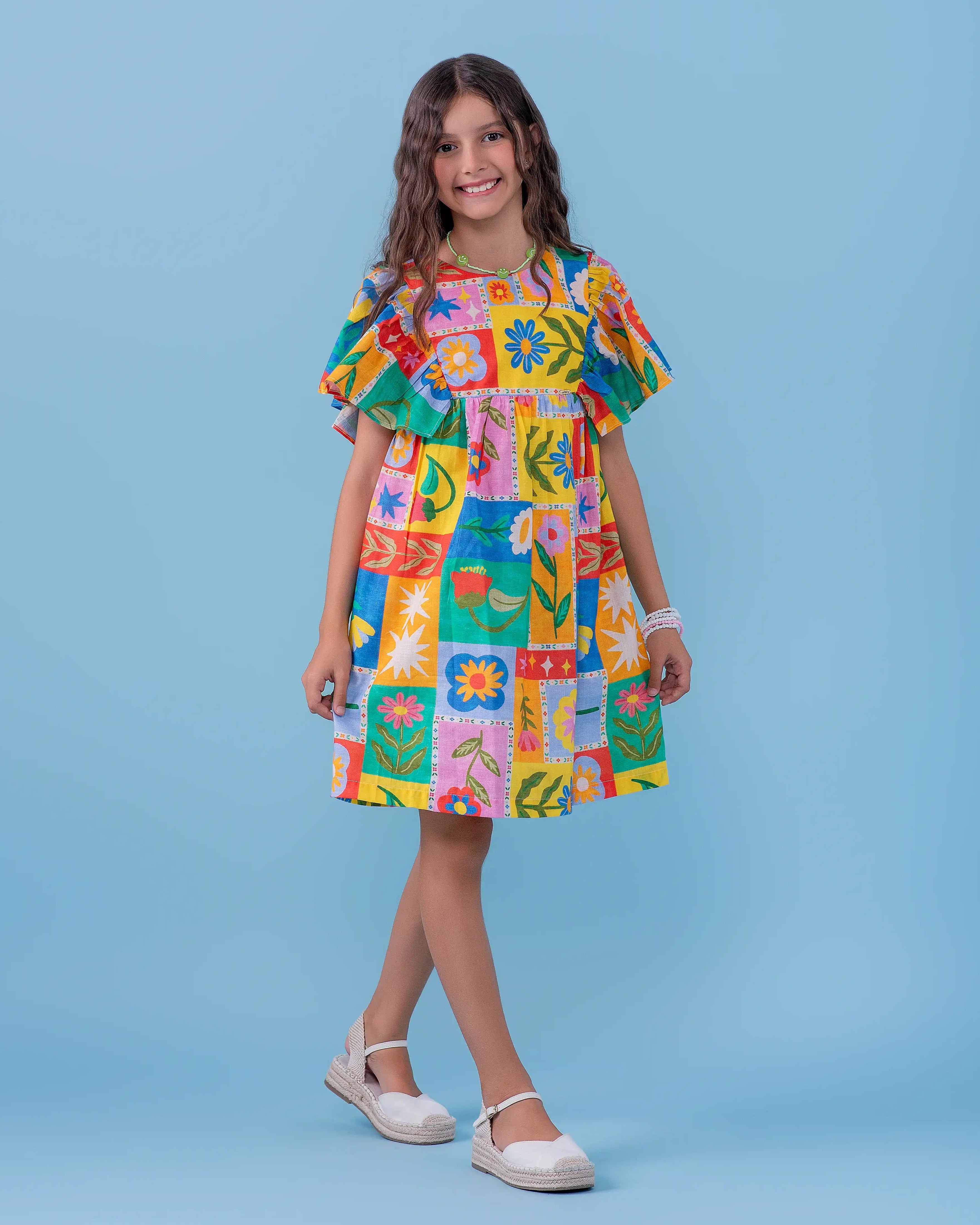 Vestido infantil feminino com estampa colorida de quadrados e flores, mangas bufantes