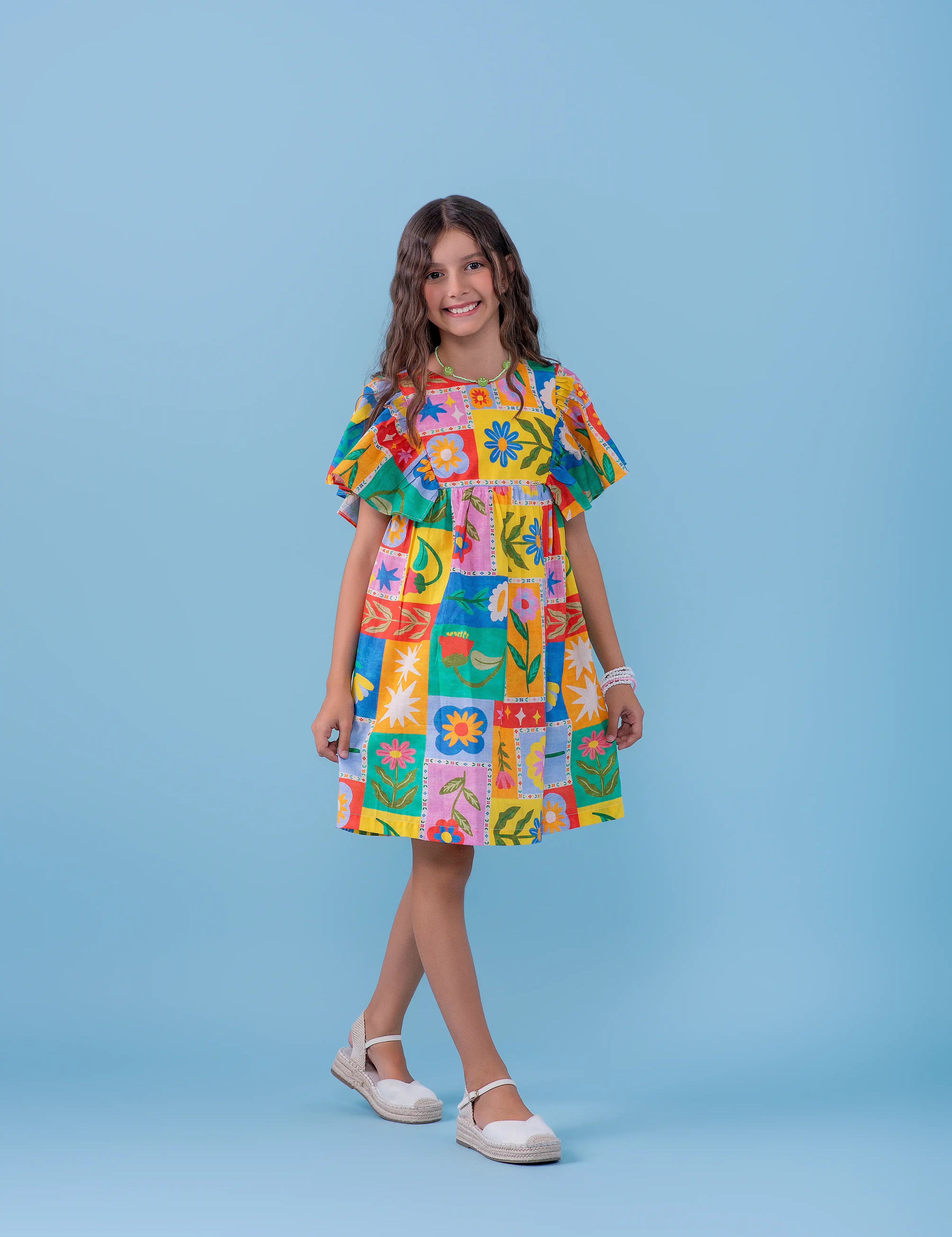 Vestido infantil feminino com estampa colorida de quadrados e flores, mangas bufantes