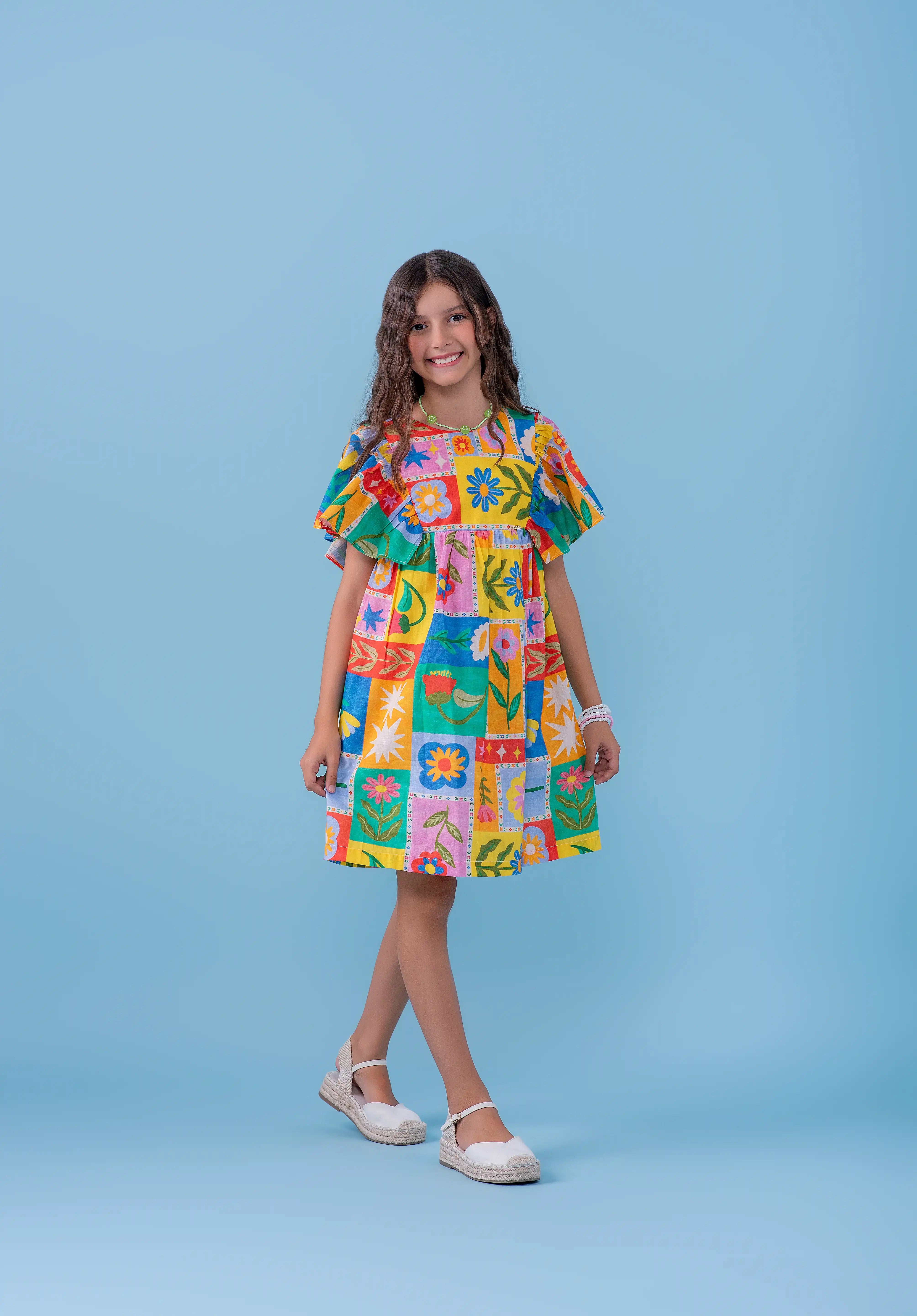 Vestido infantil feminino com estampa colorida de quadrados e flores, mangas bufantes