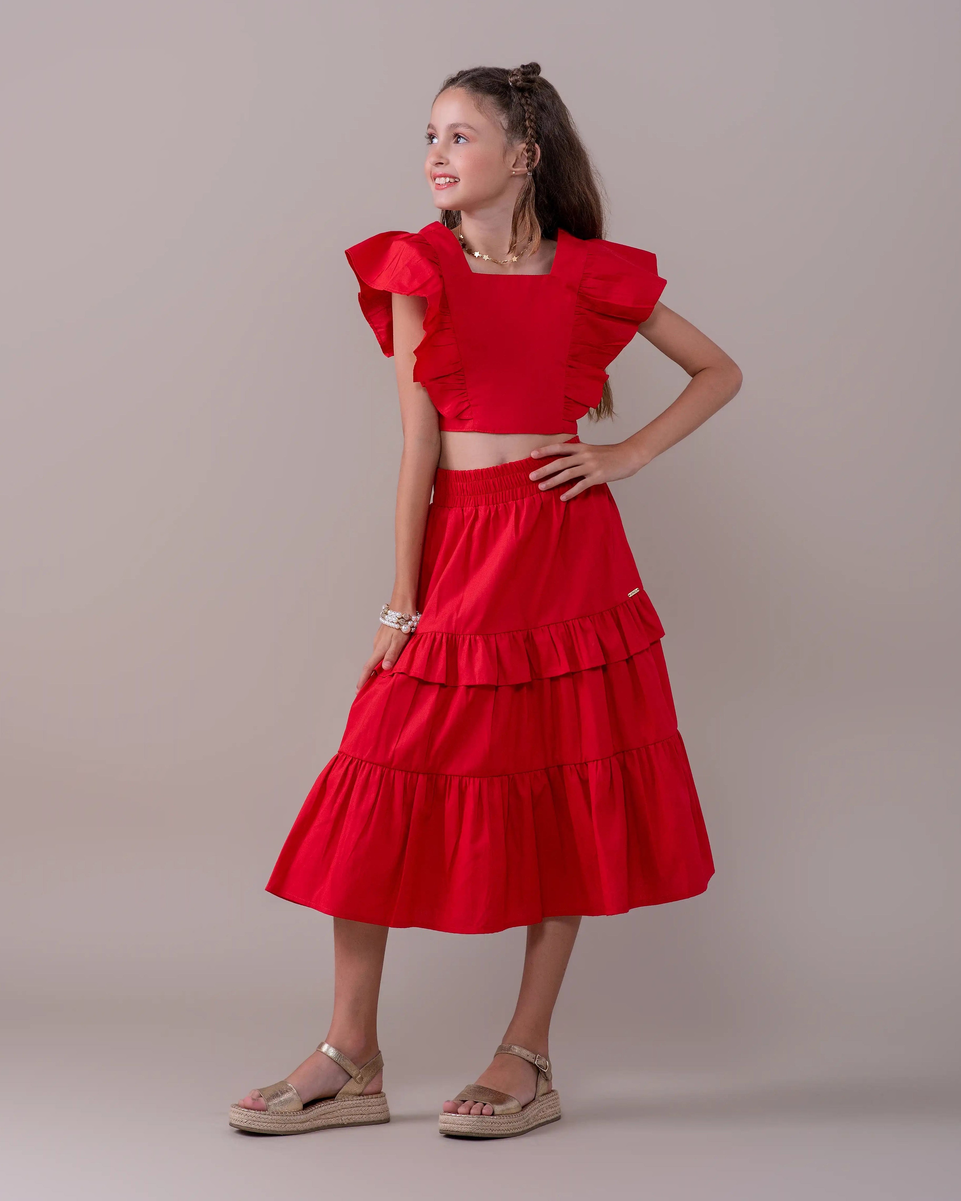 Conjunto infantil feminino com blusa de babados e saia volumosa em camadas