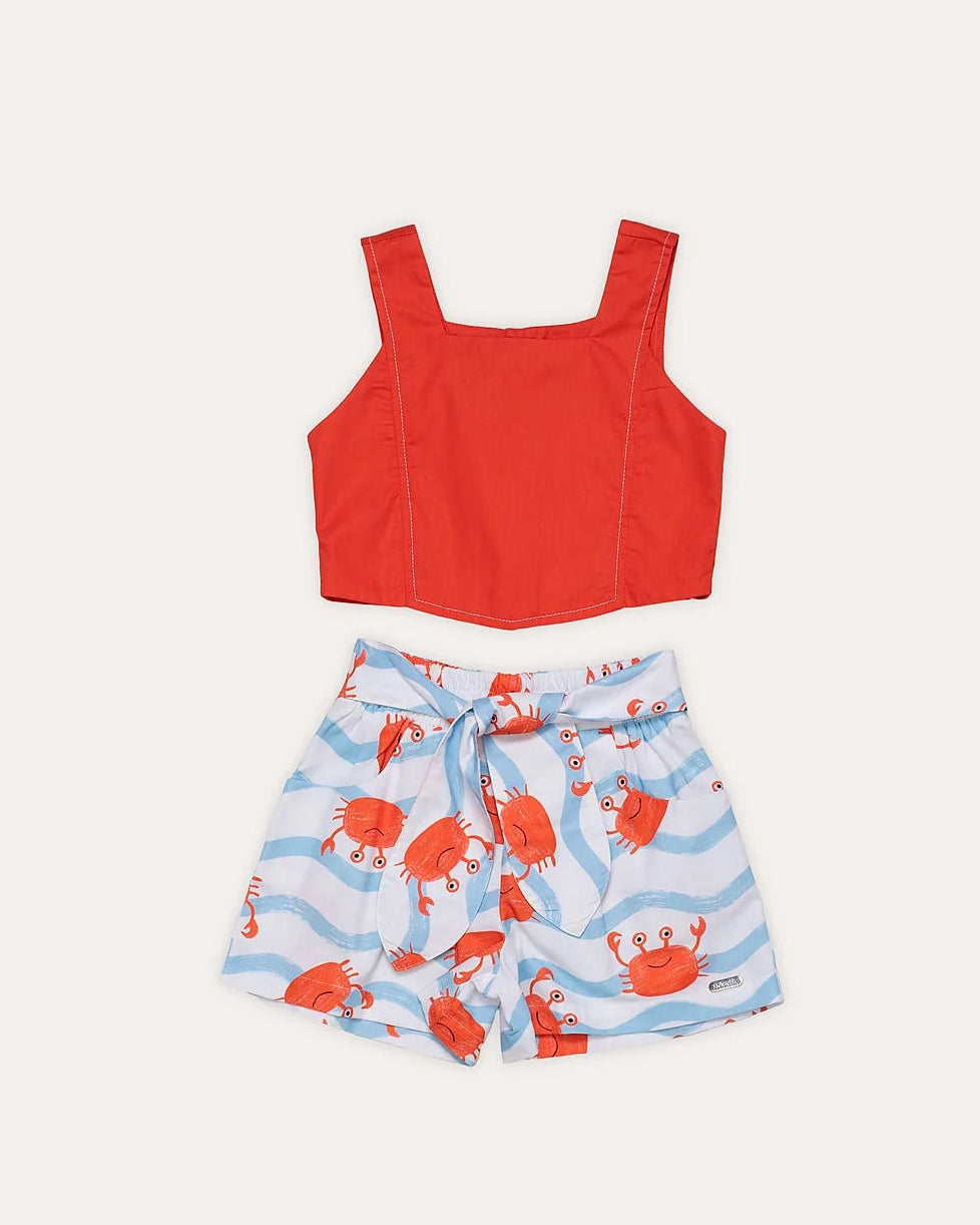 Conjunto infantil feminino com blusa vermelha e short azul com estampa de caranguejos