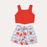 Conjunto infantil feminino com blusa vermelha e short azul com estampa de caranguejos