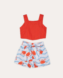 Conjunto infantil feminino com blusa vermelha e short azul com estampa de caranguejos