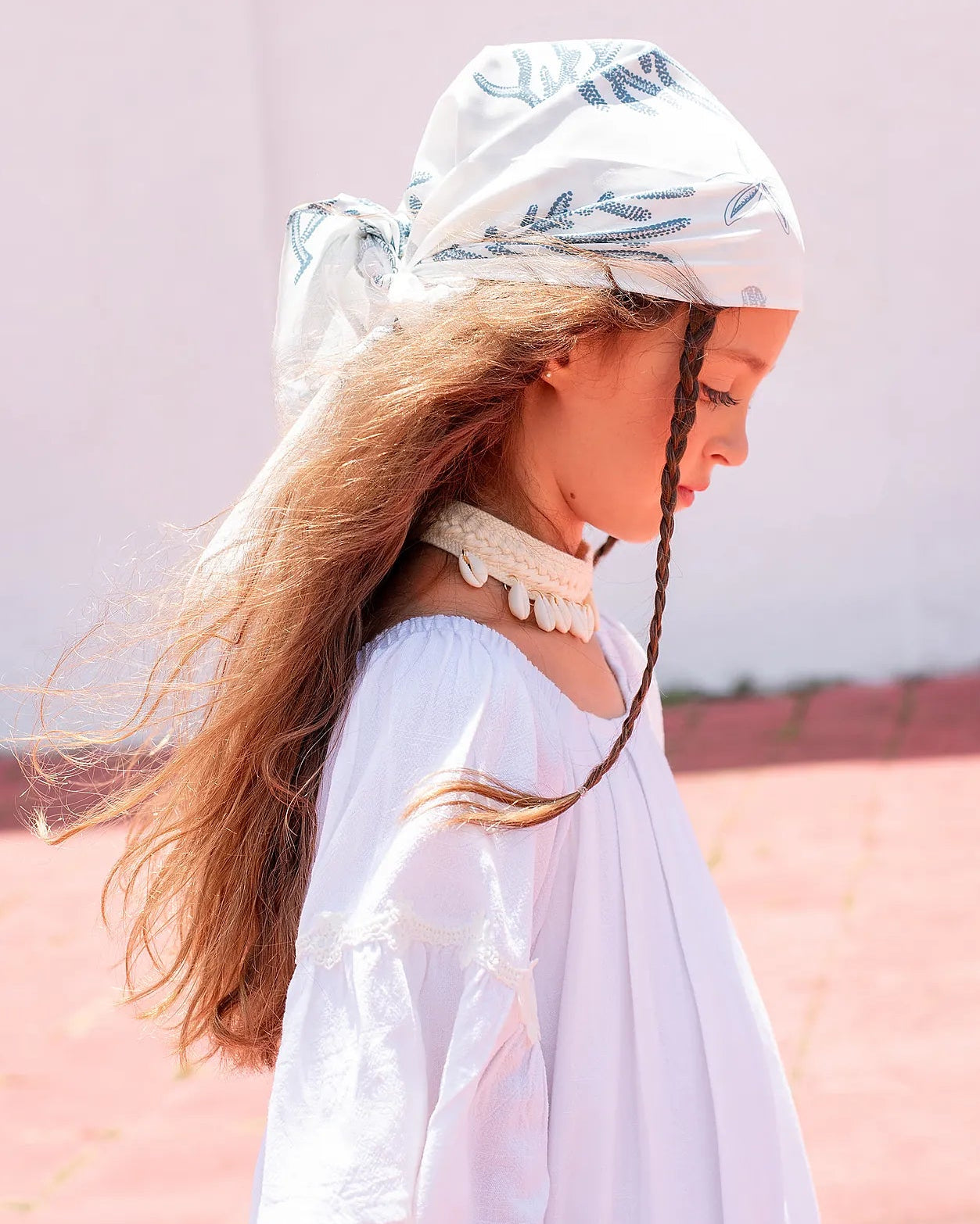 Blusa infantil branca com mangas bufantes e gola arredondada, ideal para looks leves