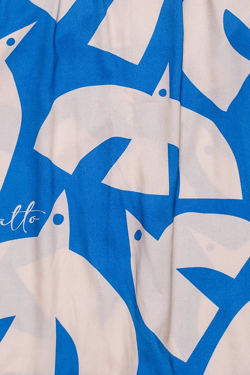 Vestido infantil com estampa geométrica em azul e creme, mangas amplas e gola arredondada