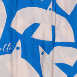 Vestido infantil com estampa geométrica em azul e creme, mangas amplas e gola arredondada