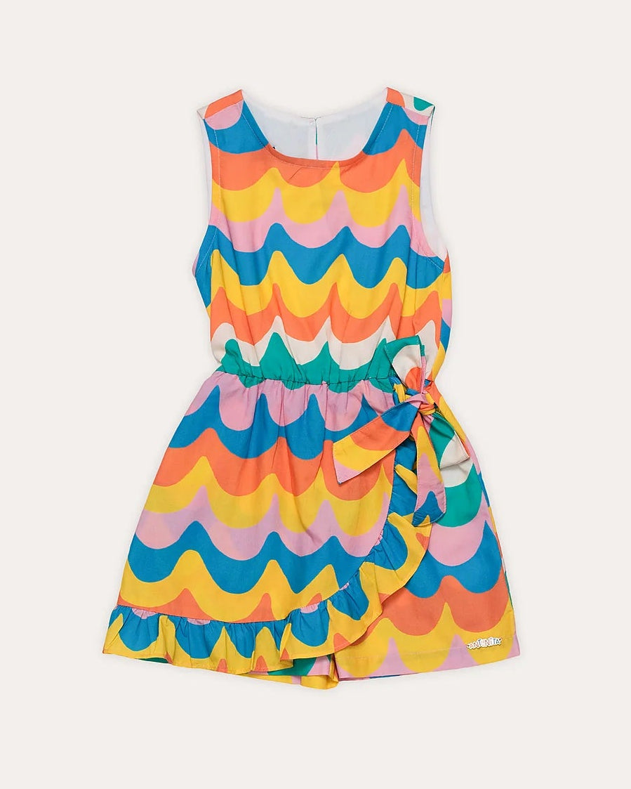 Macacão infantil feminino com estampa de ondas coloridas e saia com babados