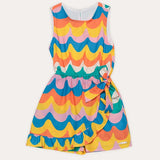 Macacão infantil feminino com estampa de ondas coloridas e saia com babados
