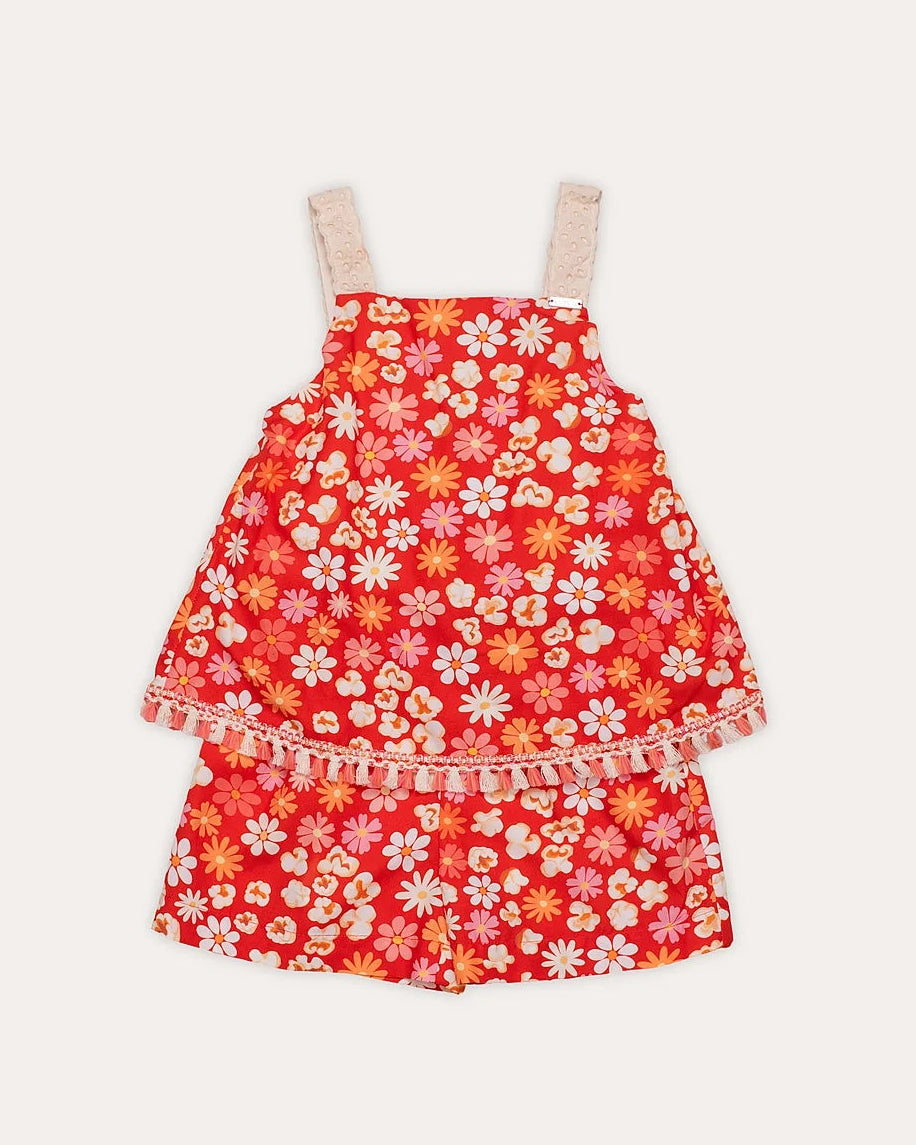 Macacão floral vermelho com alças largas e detalhes em flores brancas, feminino infantil.