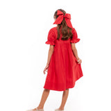 Vestido curto feminino com mangas bufantes e saia fluida, detalhe de ajuste na cintura