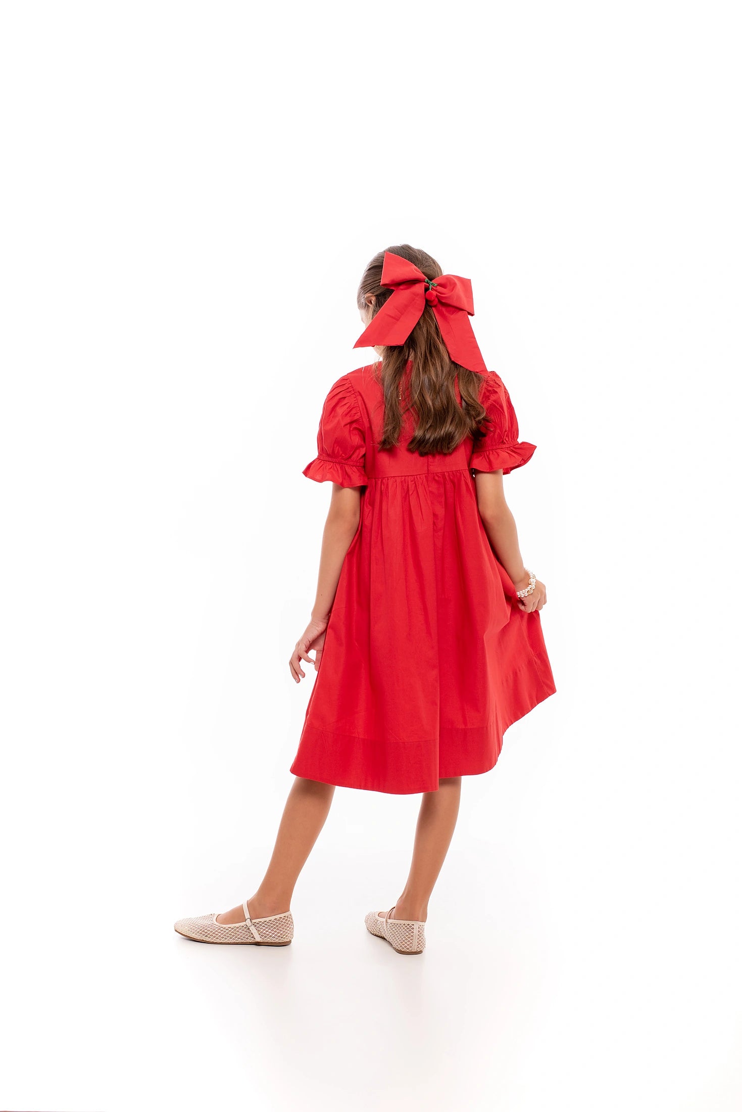 Vestido curto feminino com mangas bufantes e saia fluida, detalhe de ajuste na cintura