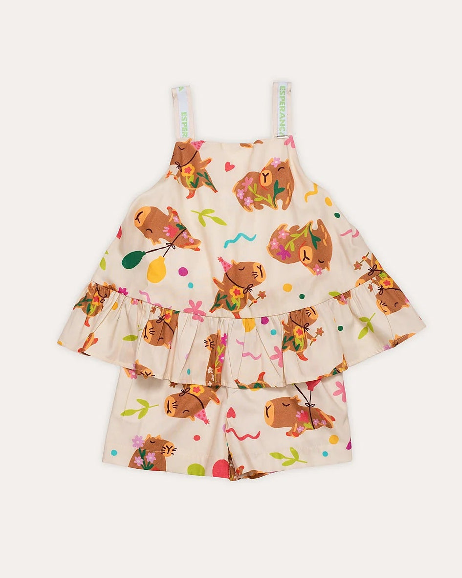Macacão infantil com estampa de capivaras e flores, alças largas e camadas na parte inferior