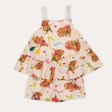 Macacão infantil com estampa de capivaras e flores, alças largas e camadas na parte inferior