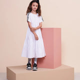 Vestido branco feminino infantil com listras nas mangas e saia longa