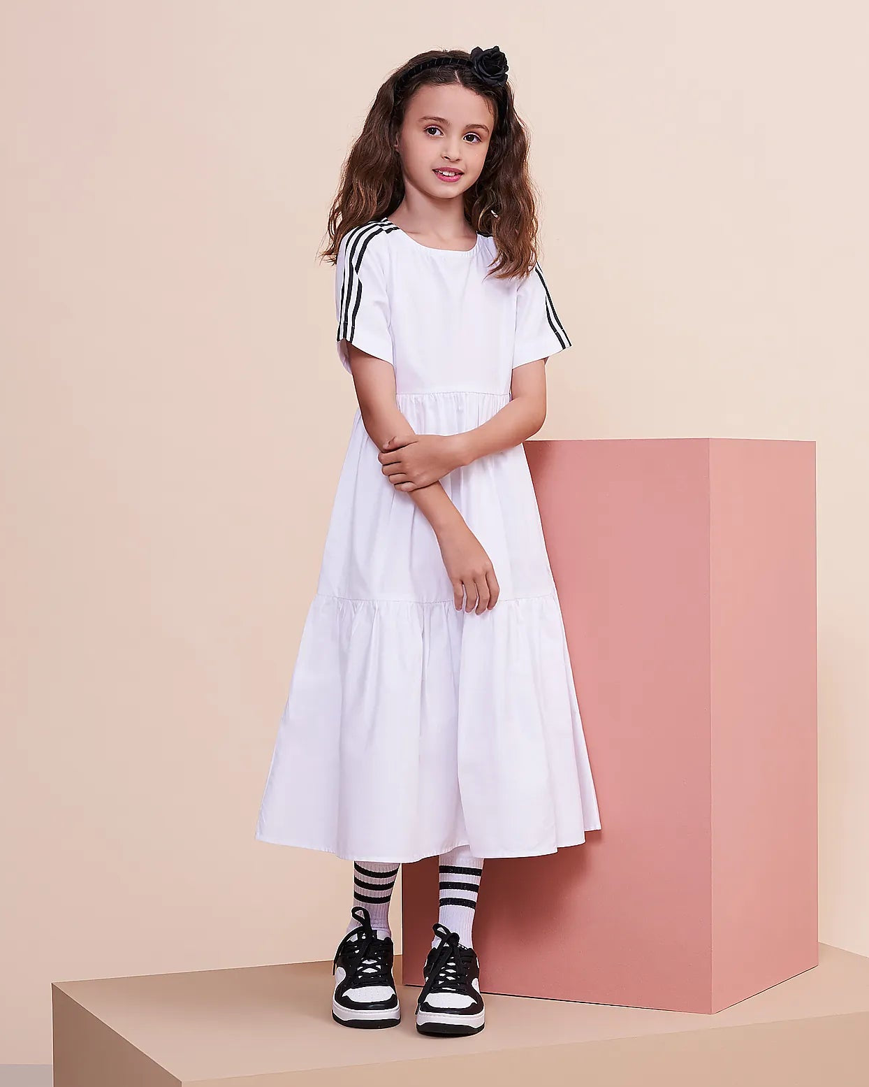 Vestido branco feminino infantil com listras nas mangas e saia longa