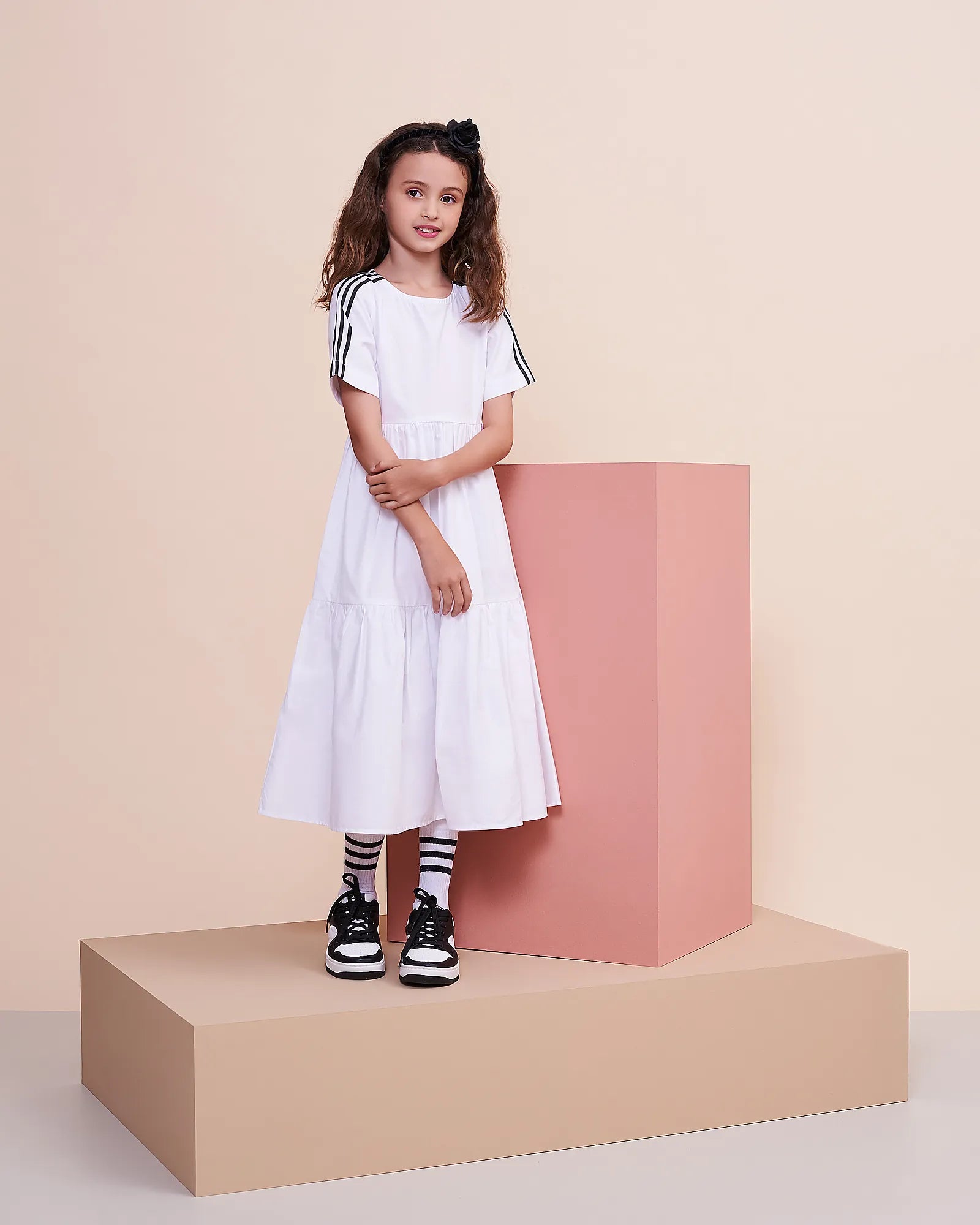 Vestido branco feminino infantil com listras nas mangas e saia longa