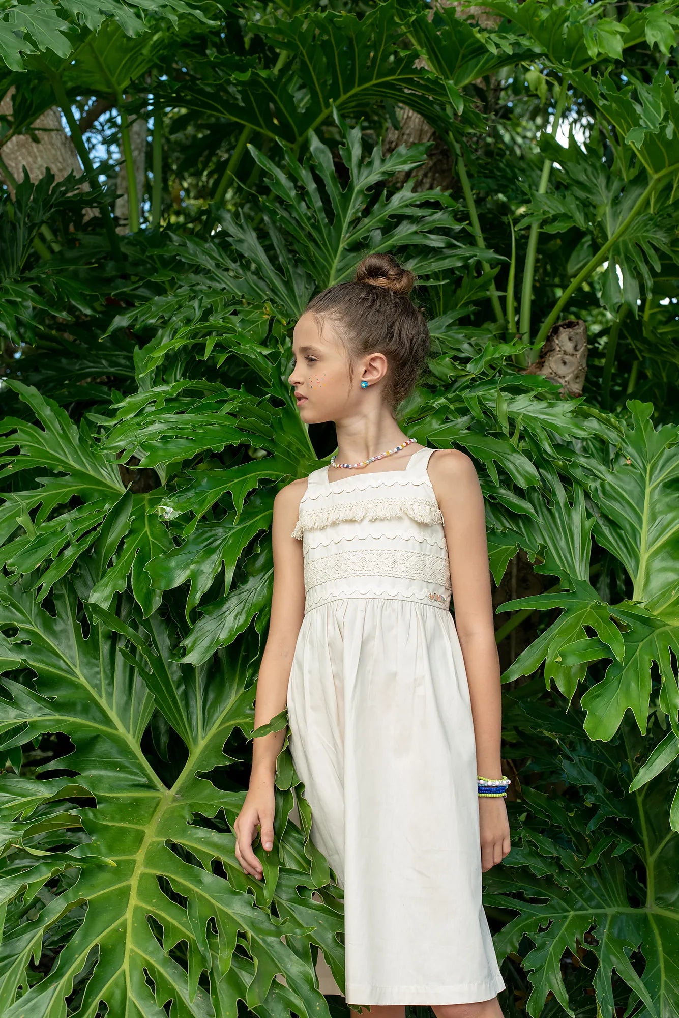 Vestido feminino infantil com alças finas e detalhes em renda na parte superior