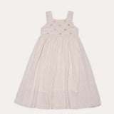Vestido feminino infantil com alças largas e botões frontais, tom neutro e saia ampla