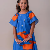 Vestido infantil azul com estampa de cachorrinhos Basset e mangas amplas