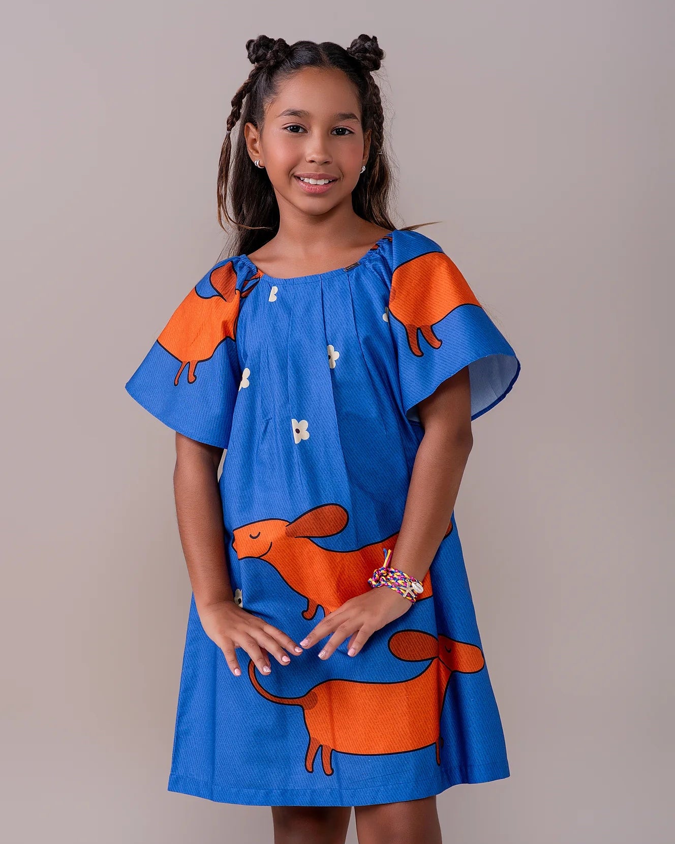 Vestido infantil azul com estampa de cachorrinhos Basset e mangas amplas