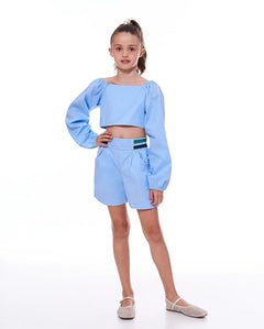 Conjunto feminino infantil azul claro com cropped de mangas longas e short prático
