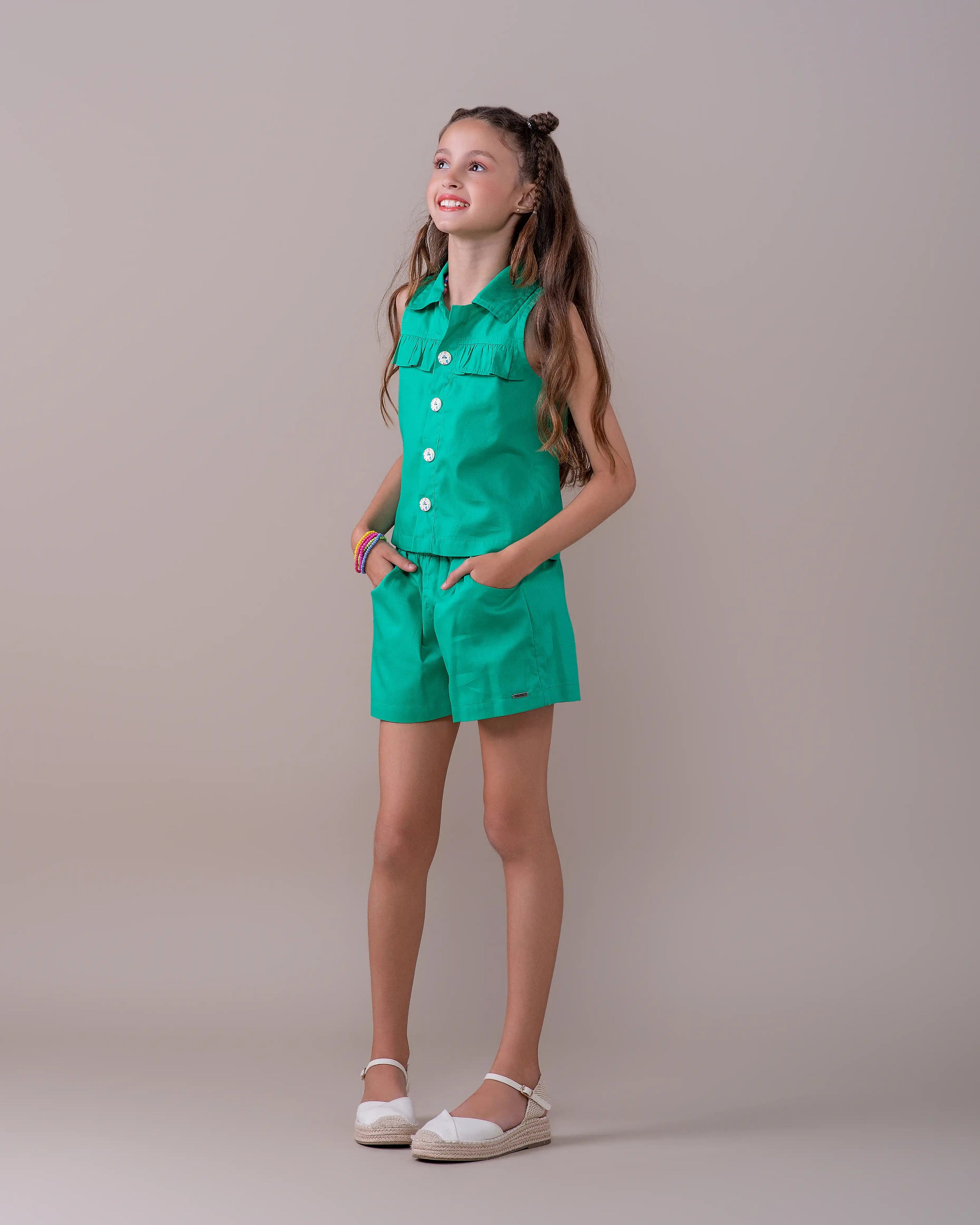 Conjunto infantil feminino verde com blusa sem mangas e saia elástica, detalhes em babados