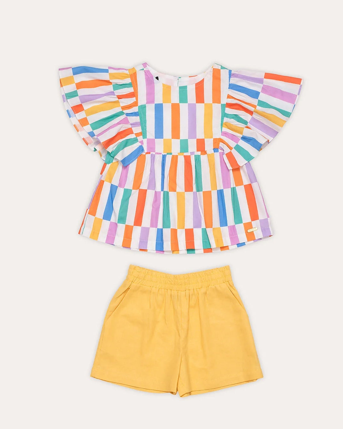 Conjunto infantil feminino com blusa de mangas amplas e short amarelo, estampa de listras coloridas