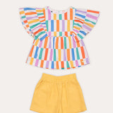 Conjunto infantil feminino com blusa de mangas amplas e short amarelo, estampa de listras coloridas