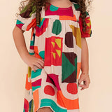 Vestido infantil com estampa geométrica colorida e mangas curtas, ideal para meninas de 0 a 3 anos