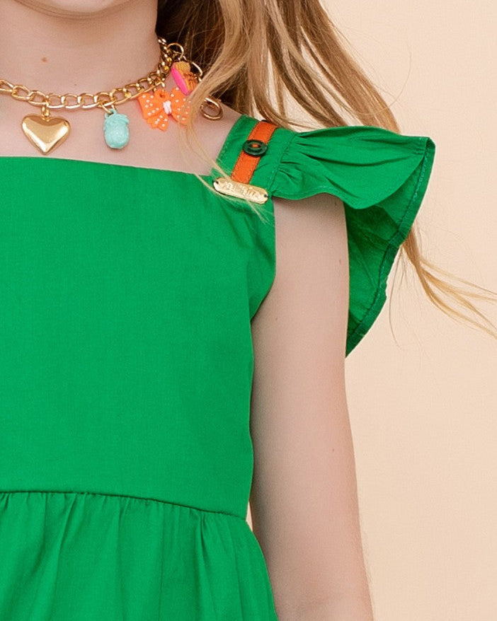 Vestido verde infantil com alças largas e detalhes coloridos, saia ampla
