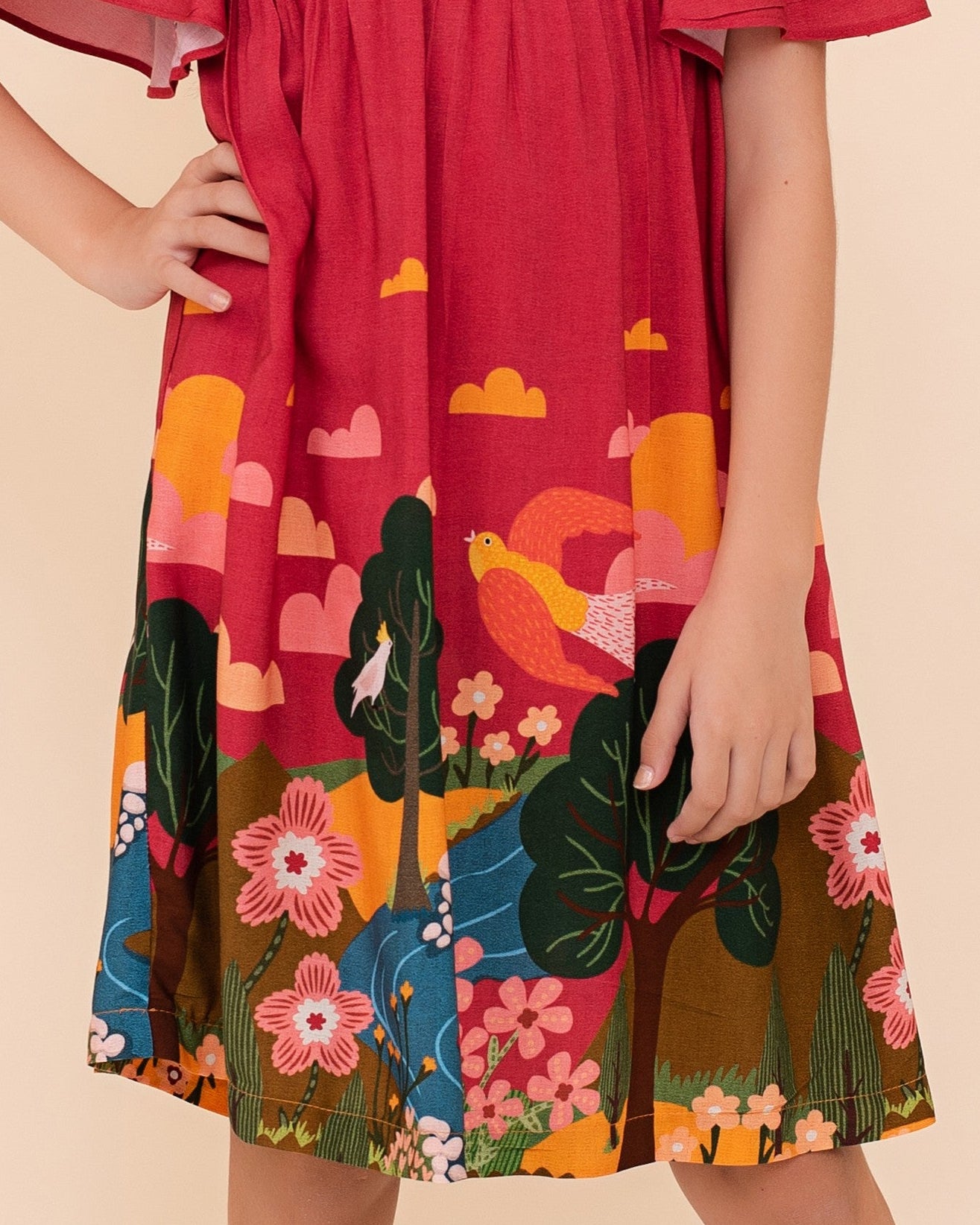 Vestido infantil com estampa de floresta, mangas amplas e comprimento longo