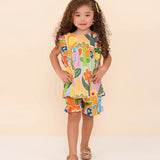 Conjunto infantil feminino com blusa de alças largas e saia, estampa floral colorida