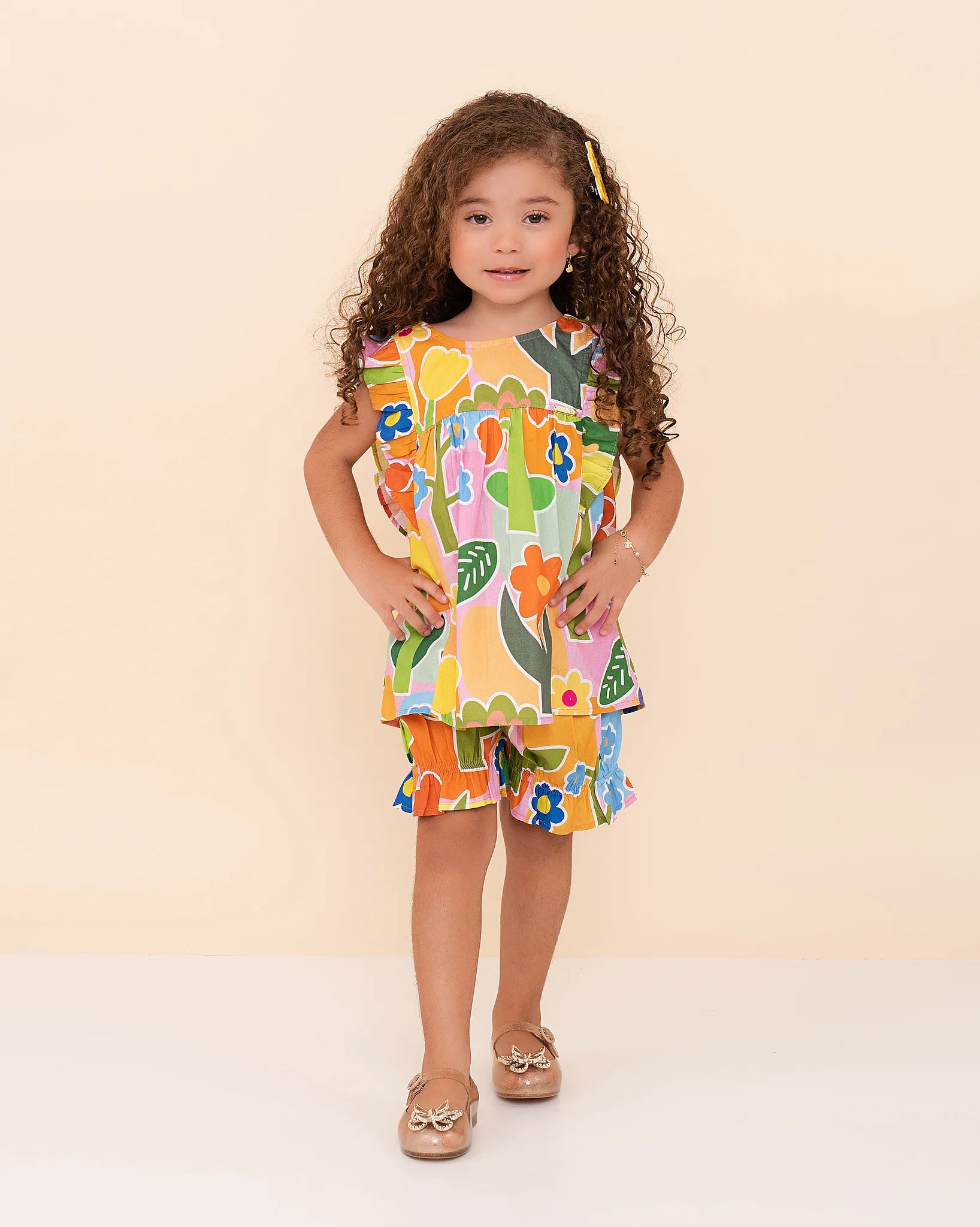 Conjunto infantil feminino com blusa de alças largas e saia, estampa floral colorida