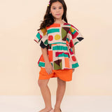 Conjunto feminino infantil com blusa estampada em formas geométricas e short laranja
