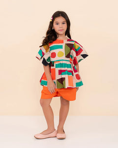 Conjunto feminino infantil com blusa estampada em formas geométricas e short laranja