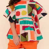 Conjunto feminino infantil com blusa estampada em formas geométricas e short laranja