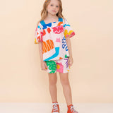 Conjunto infantil feminino com blusa de mangas amplas e shorts, estampa geométrica colorida