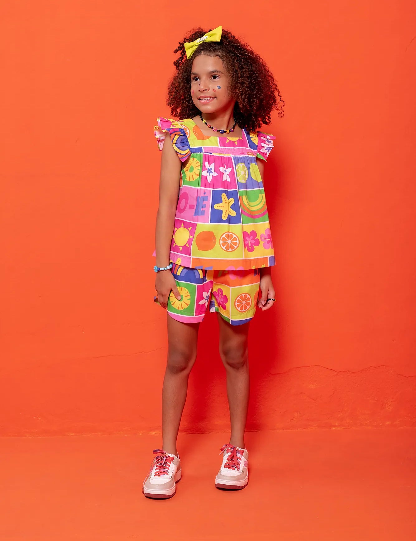 Conjunto infantil feminino com blusa estampada de frutas e short colorido
