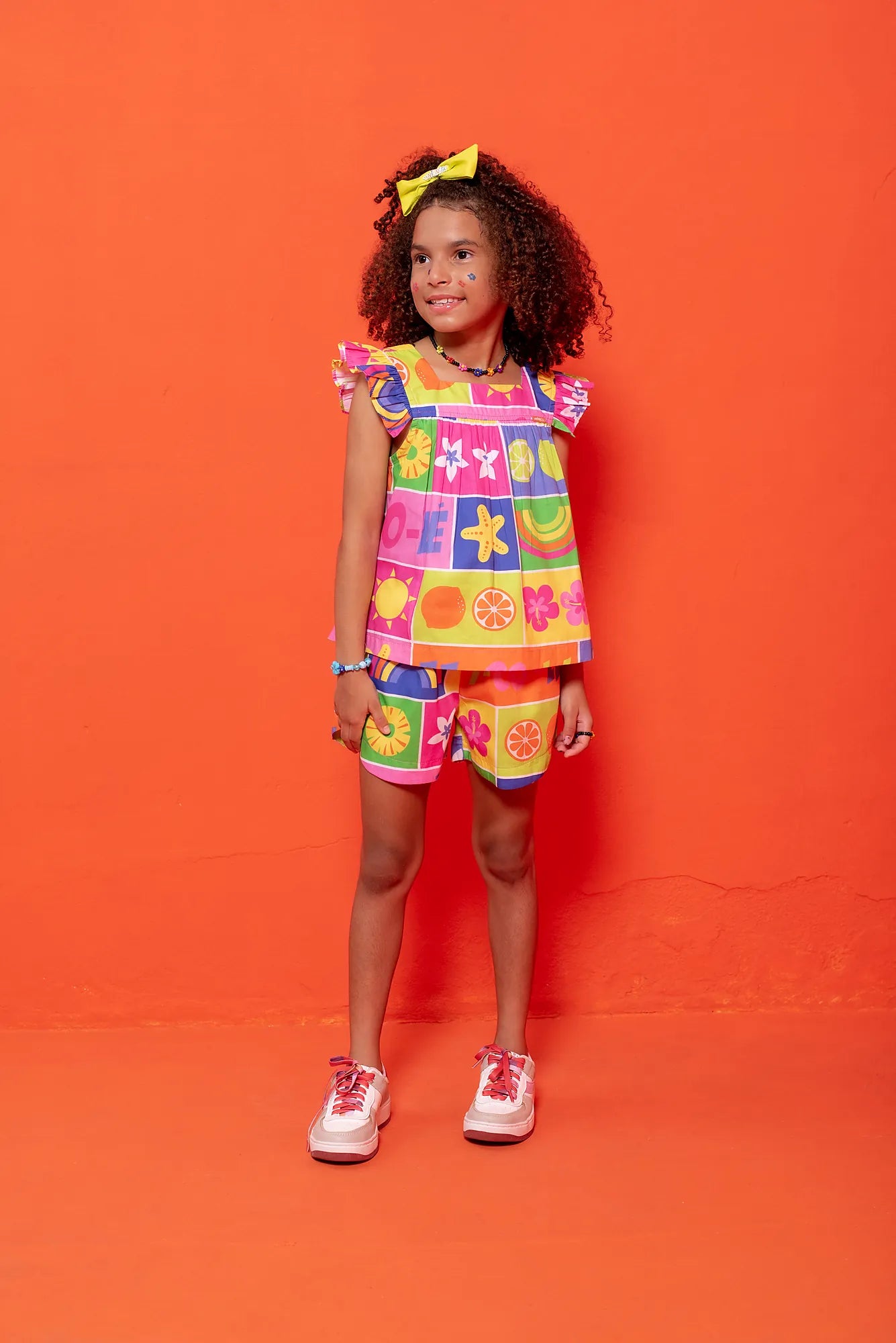 Conjunto infantil feminino com blusa estampada de frutas e short colorido