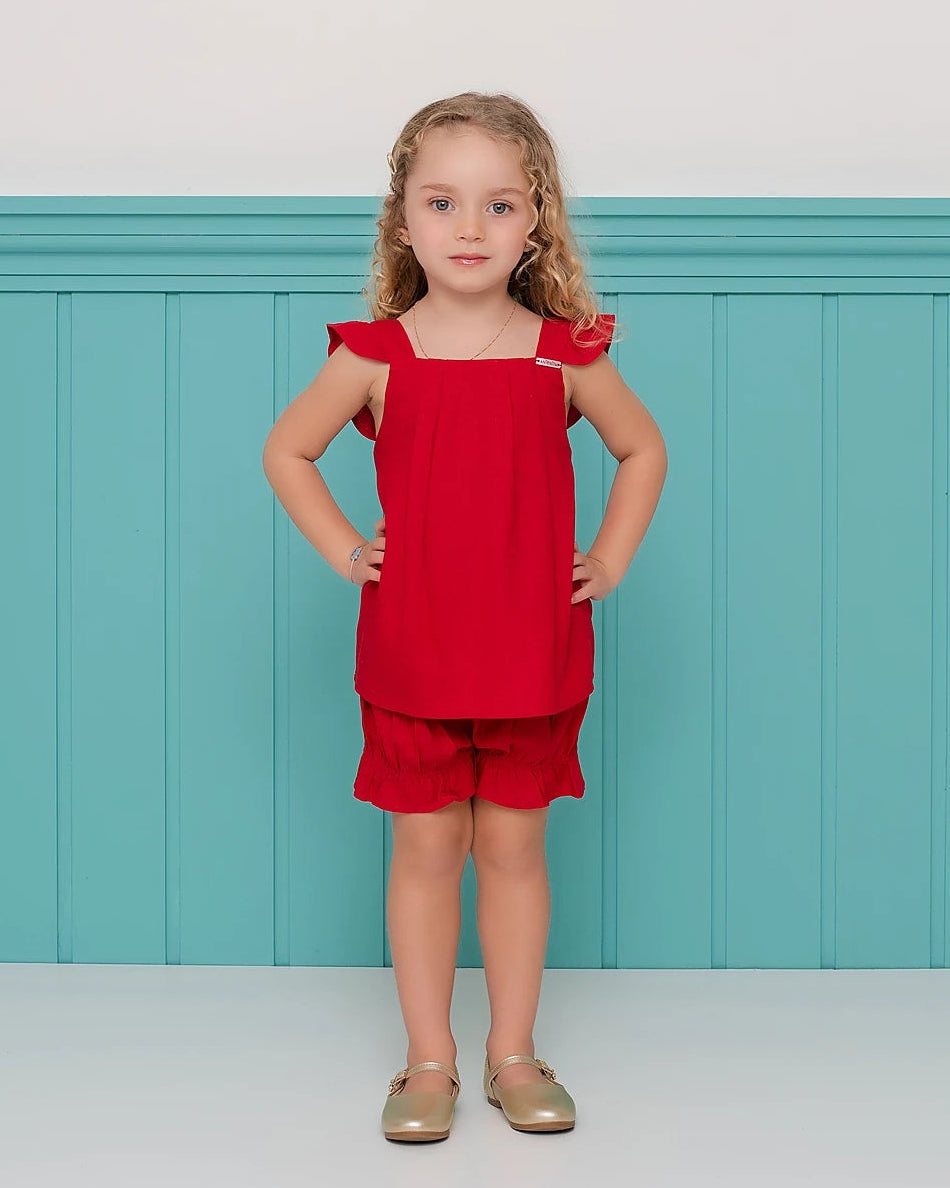 Conjunto infantil feminino com blusa vermelha de alças e short leve, detalhes em babados